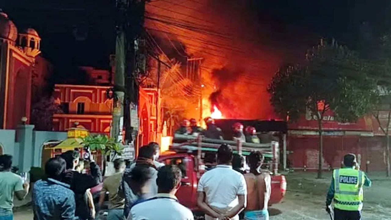 সিলেটে মধ্যরাতে ব্যবসাপ্রতিষ্ঠান ও গ্যারেজে আগুন, ১২ গাড়ি পুড়ে ছাই