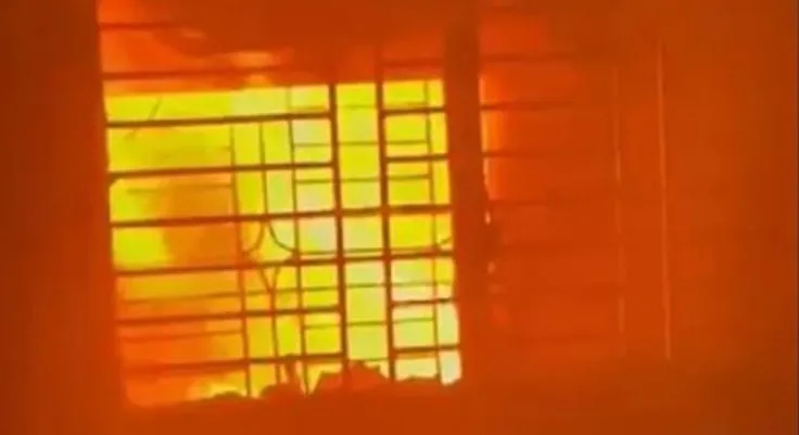 কদমতলীতে বহুতল ভবনে আগুন