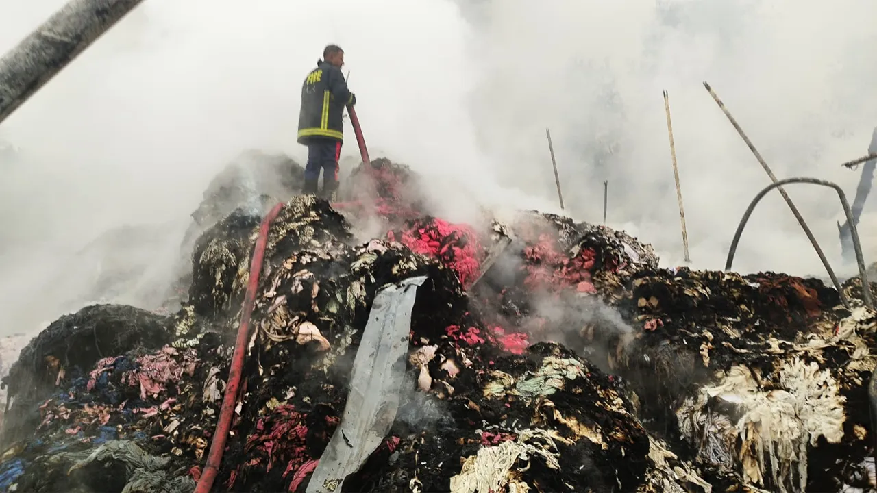 গাজীপুরে ঝুট গোডাউনে আগুন, ফায়ার সার্ভিসের তৎপরতায় ২ কোটি টাকার মালামাল রক্ষা