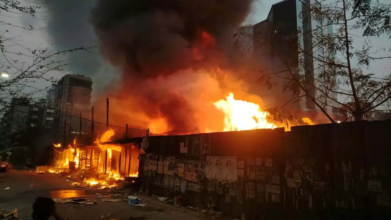 উত্তরায় কাঁচাবাজারে আগুন, নিয়ন্ত্রণে ২ ইউনিট