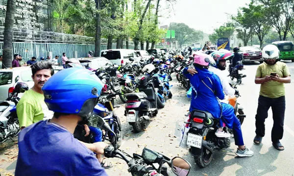 জ্বালানি তেল নিতে পাম্পে  উপচেপড়া ভিড়