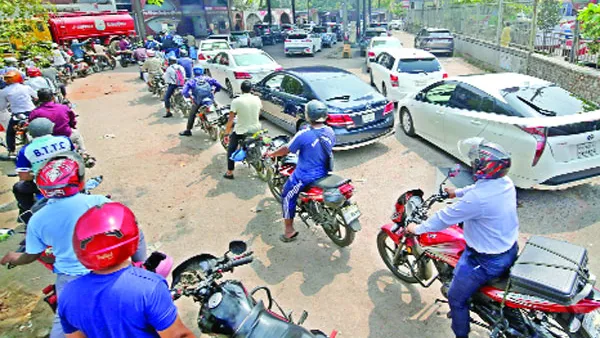 তেলের লাইনে দীর্ঘ অপেক্ষা