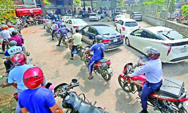 তেলের লাইনে দীর্ঘ অপেক্ষা