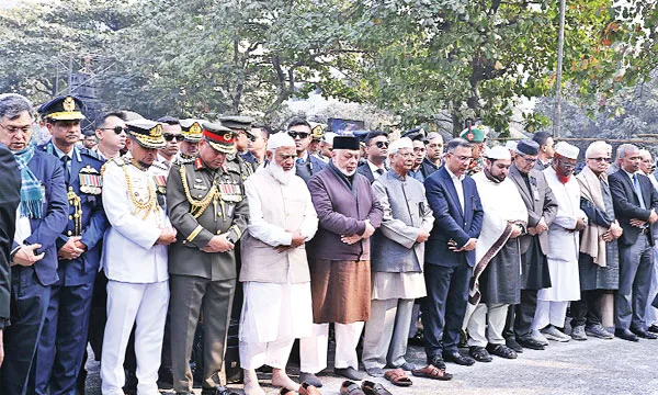 খালেদা জিয়ার নামাজে জানাজা পরিণত হয় জনসমুদ্রে; (ইনসেটে) জানাজায় অংশ নেন প্রধান উপদেষ্টা, জামায়াতে ইসলামীর আমির, তিন বাহিনীর প্রধানসহ বিশিষ্টজনেরা : নাসিম সিকদার / পিআইডি