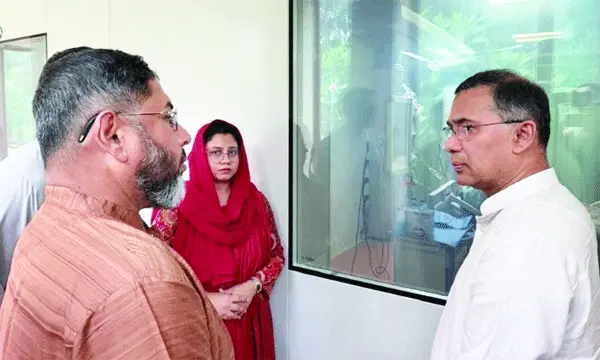 আহত সেনাকর্মকর্তার শয্যাপাশে প্রধানমন্ত্রী