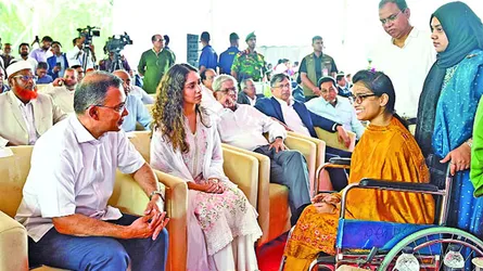 আহত জুলাইযোদ্ধা মিতুর খোঁজ নিলেন প্রধানমন্ত্রী