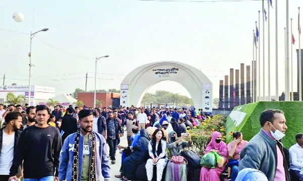 ছুটির দিনে বাণিজ্যমেলায় উপচে পড়া ভিড়