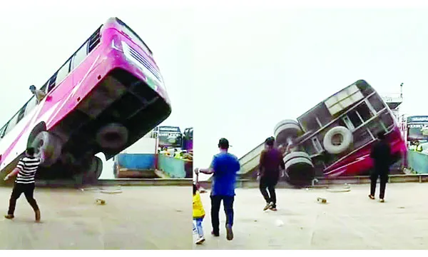 দৌলতদিয়ায়  ৪০ যাত্রীসহ বাস নদীতে : ১৭ লাশ উদ্ধার