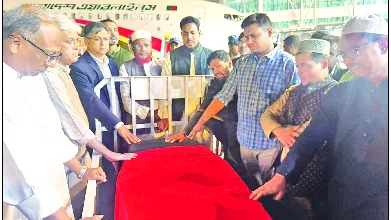 একটি লাশের পাশে গোটা দেশ