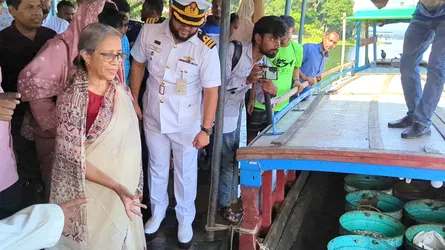 রাঙ্গামাটির কাপ্তাই হ্রদে বিএফডিসি’র মৎস্য অবতরণ কেন্দ্র পরিদর্শন করল মৎস্য উপদেষ্টা