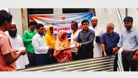 গফরগাঁওয়ে অগ্নিকাণ্ড ও প্রাকৃতিক দুর্যোগে ক্ষতিগ্রস্তদের পাশে প্রশাসন