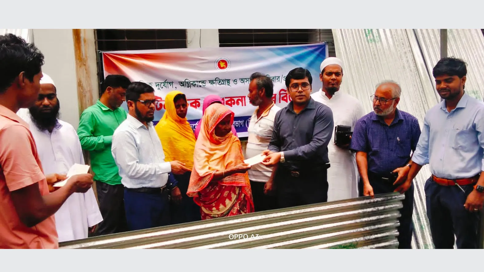 গফরগাঁওয়ে অগ্নিকাণ্ড ও প্রাকৃতিক দুর্যোগে ক্ষতিগ্রস্তদের পাশে প্রশাসন