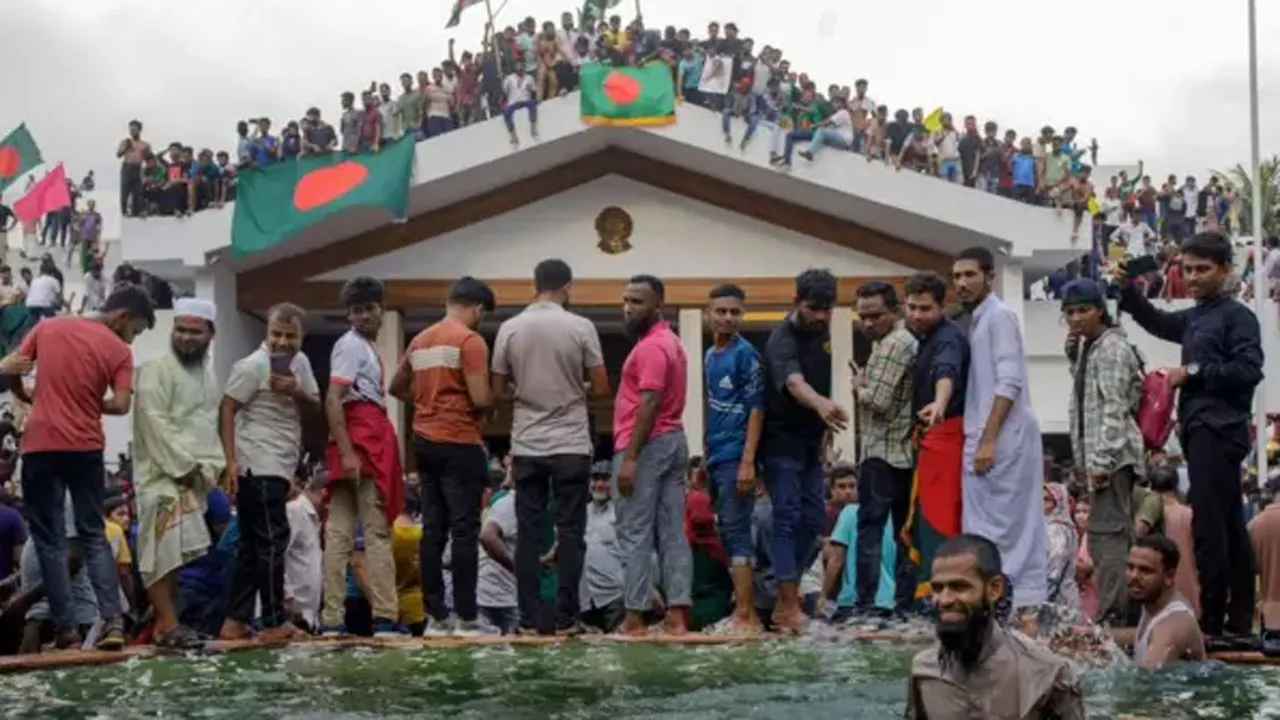 হাসিনার পতনের আগের ৭২ ঘণ্টার পরিস্থিতি কেমন ছিল