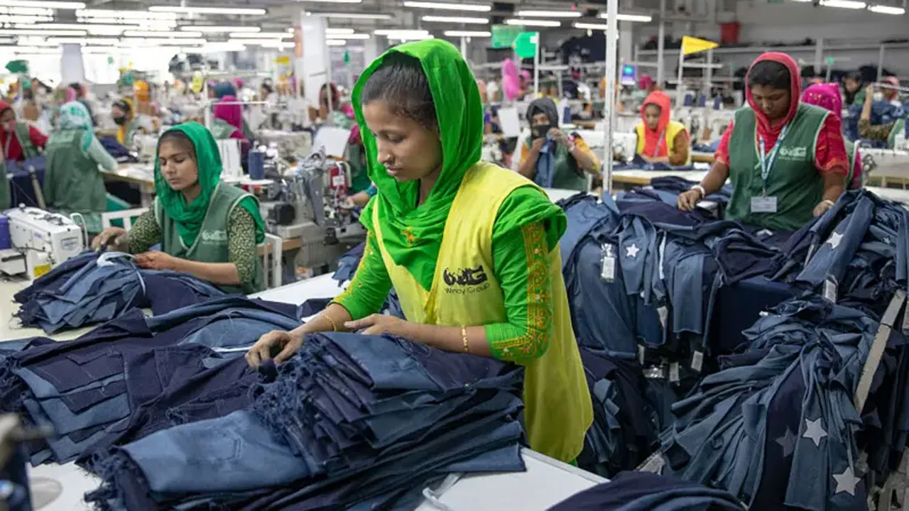 উৎপাদনে ধস, চাপে  রফতানি ও কর্মসংস্থান