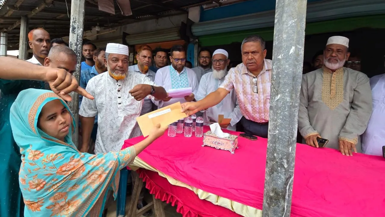 গাজীপুরে অগ্নিকাণ্ডে ক্ষতিগ্রস্তদের মাঝে বিএনপির আর্থিক সহায়তা