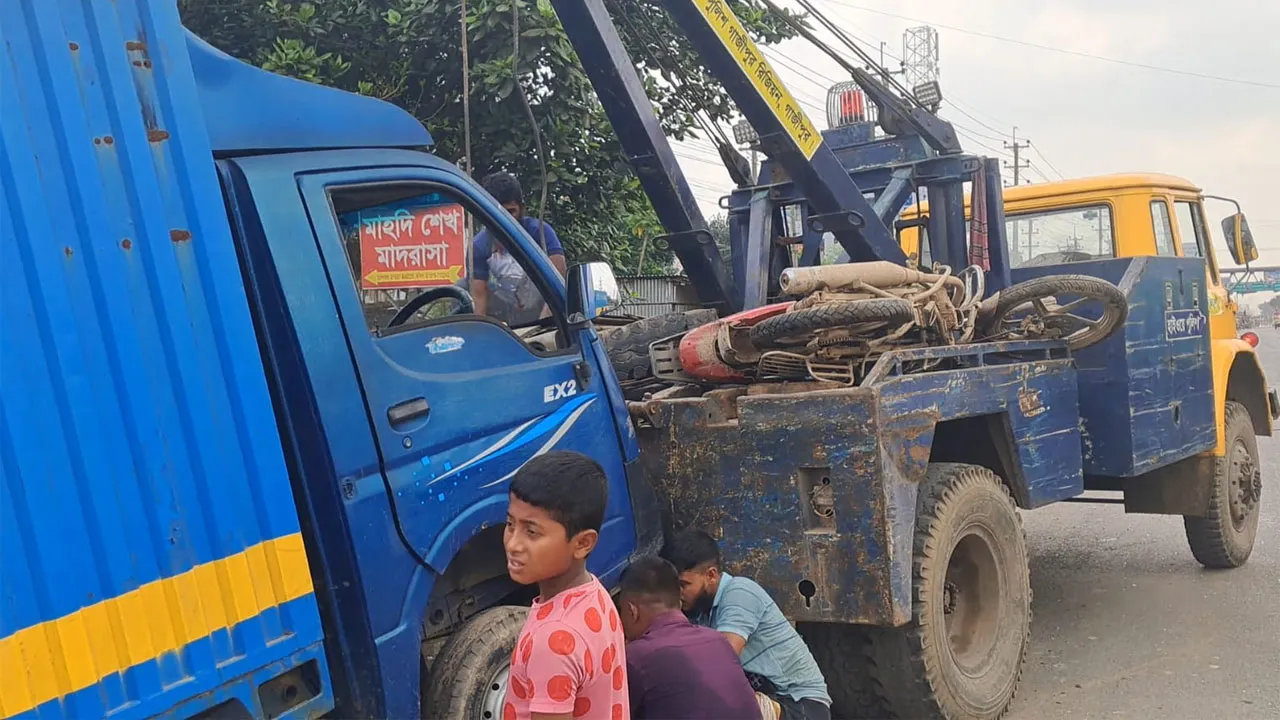 শ্রীপুরে সড়ক দুর্ঘটনায় বাবা নিহত, ২ মেয়ে আহত