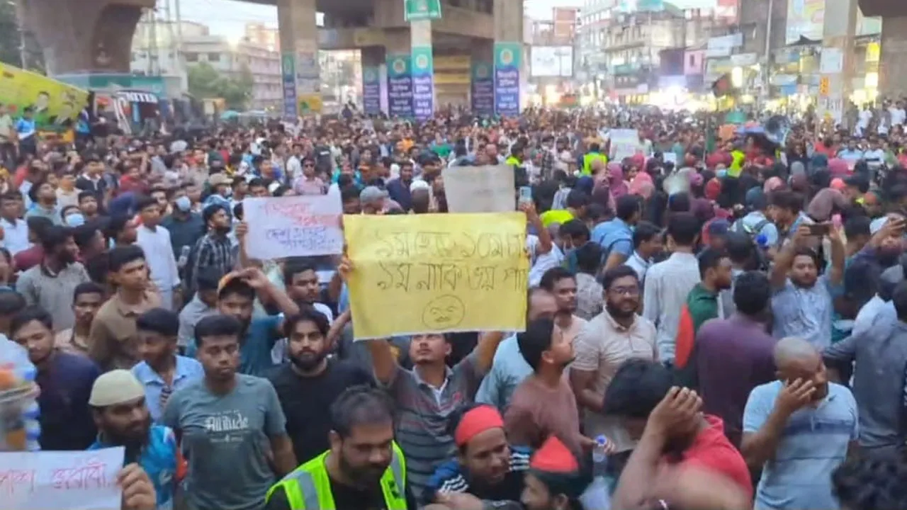 গাজীপুরে উপ-সহকারী প্রকৌশলীদের ৭ দফা দাবিতে বিক্ষোভ