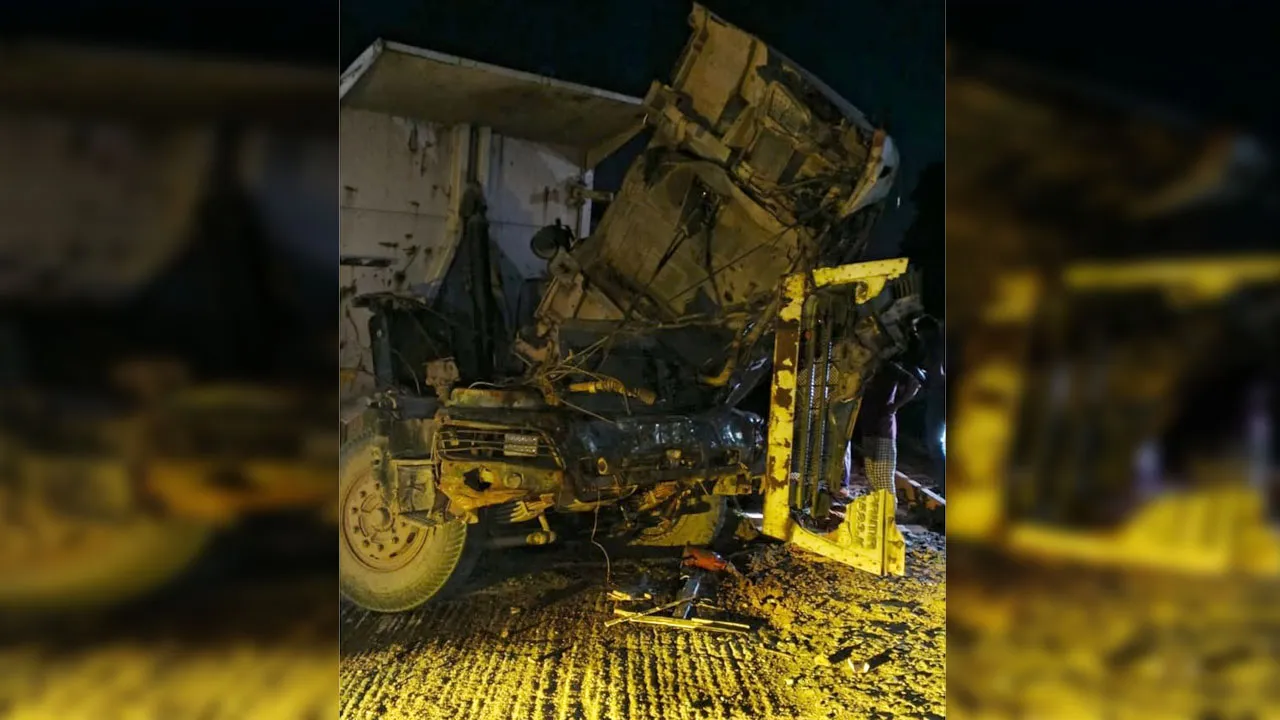 গাজীপুরে ডাম্প ট্রাকে ট্রেনের ধাক্কা, নিহত ২