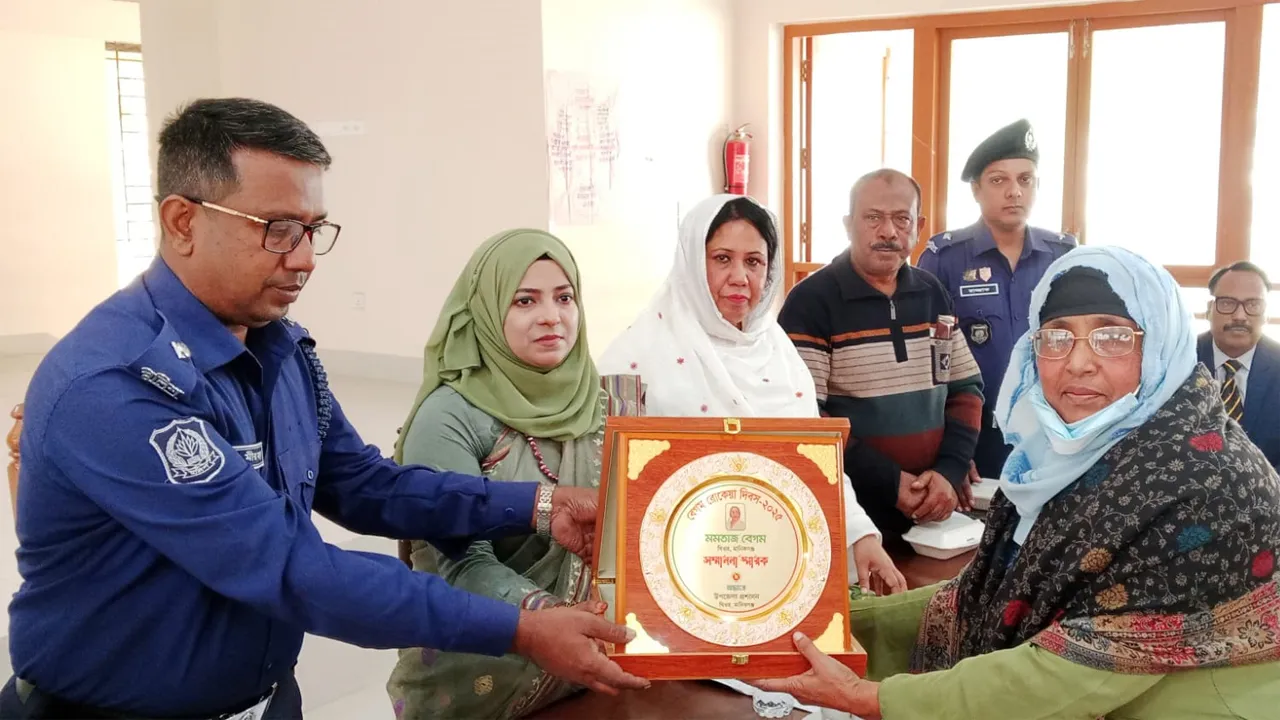 ঘিওরে অদম্য নারীদের সম্মাননা-পুরস্কার