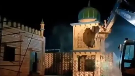 ভারতের গুজরাটে ৩টি মসজিদ গুঁড়িয়ে দিলো সরকার