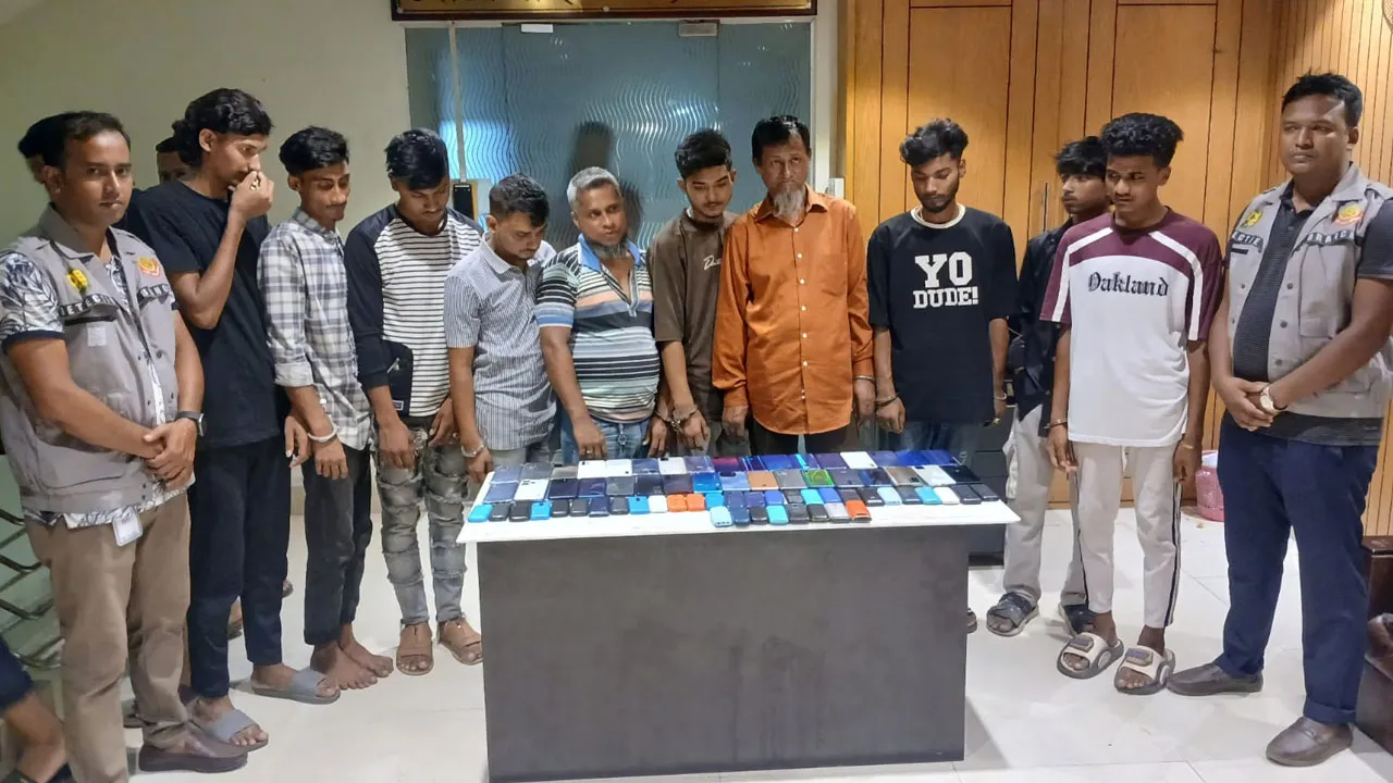 গুলিস্তানে ১০৩টি চোরাই মোবাইল উদ্ধার, গ্রেফতার চক্রের ১০ সদস্য
