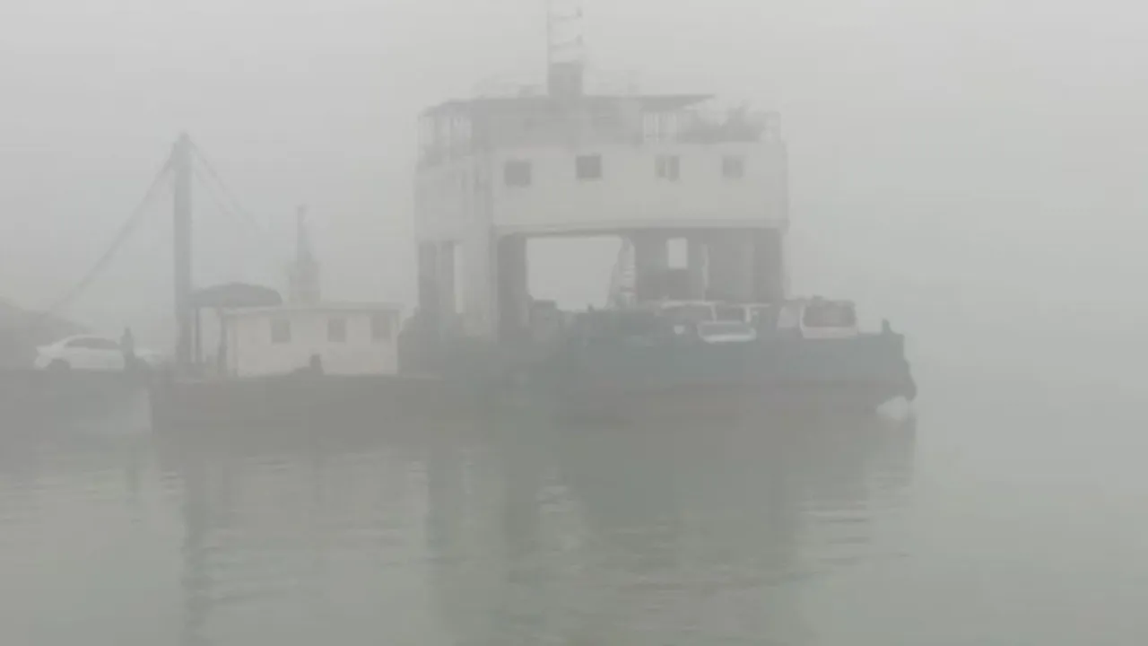 ঘন কুয়াশায় দৌলতদিয়া-পাটুরিয়া রুটে নৌযান চলাচল বন্ধ