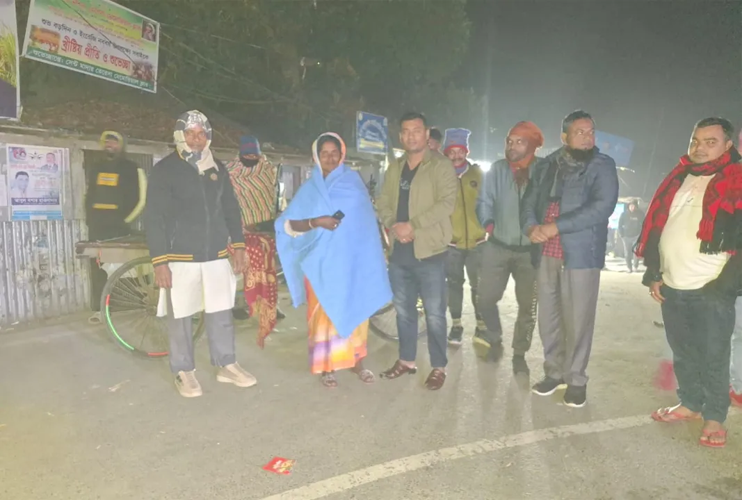 কোটালীপাড়ায় শীতার্তদের গায়ে কম্বল জড়িয়ে দিলেন এসিল্যান্ড