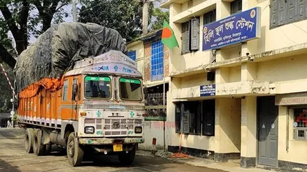 হিলি বন্দরে কাঁচামরিচের আমদানি বাড়ায় দাম কমেছে