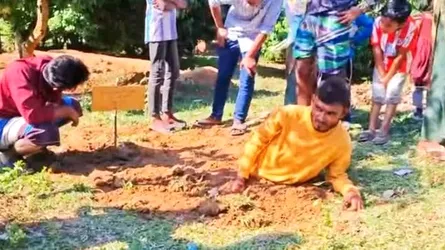 মাদকের টাকার জন্য মাকে মারধর, যুবককে মাটিচাপা দিল জনতা