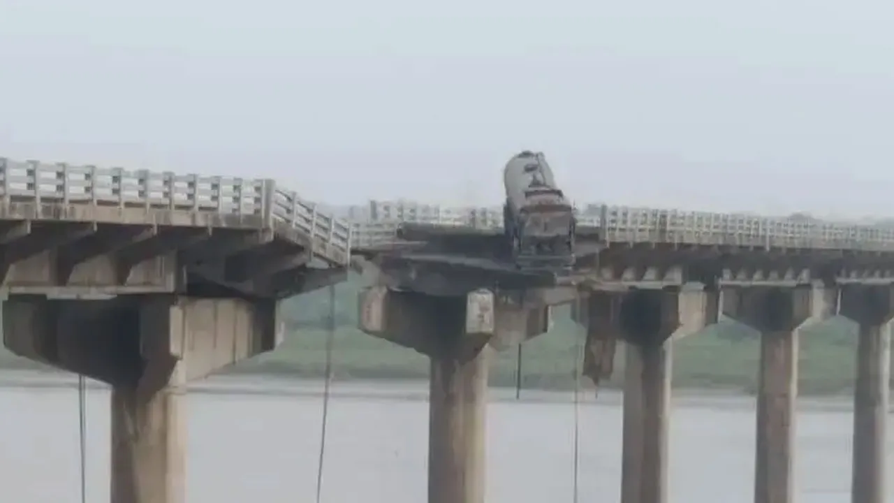 গুজরাটে সেতুর একাংশ ভেঙে নদীতে পড়ল যানবাহন, নিহত ৩