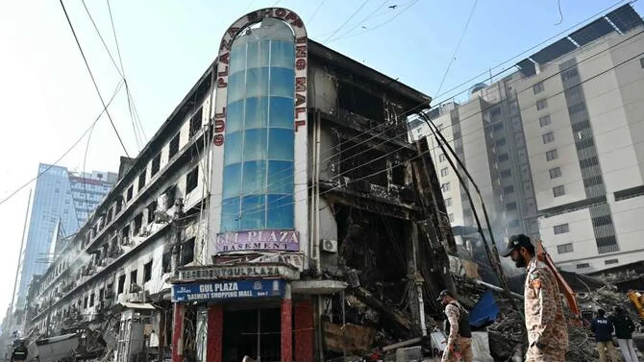 পাকিস্তানের গুল প্লাজায় আগুন : নিহত বেড়ে ৬৭