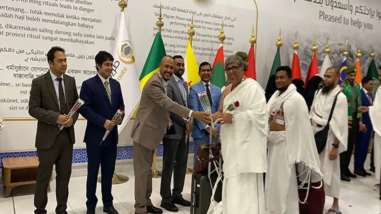 বাংলাদেশের প্রথম হজ ফ্লাইট সৌদি আরব পৌঁছেছে