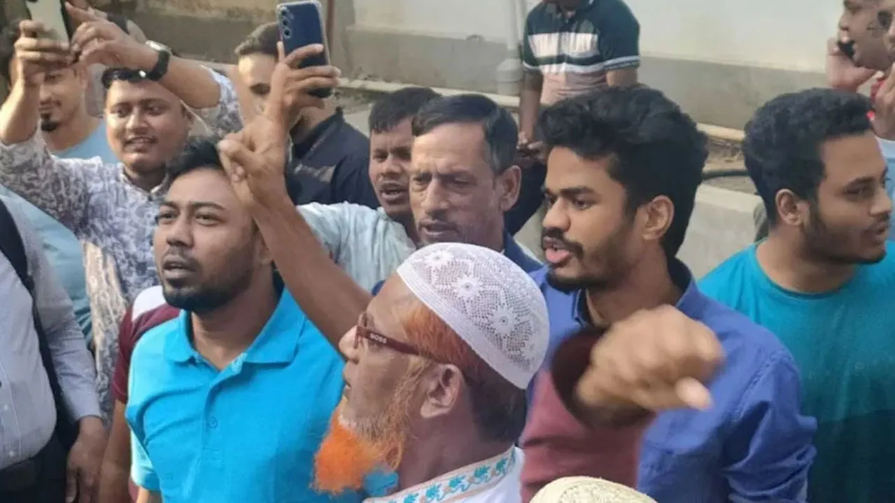 শেখ হাসিনার মৃত্যুদণ্ডের রায়ে ট্রাইব্যুনালের সামনে জনতার উল্লাস