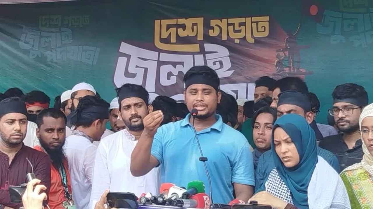 দল-মত নির্বিশেষে ফ্যাসিবাদের বিপক্ষে অবস্থান নিতে হবে : হাসনাত আবদুল্লাহ