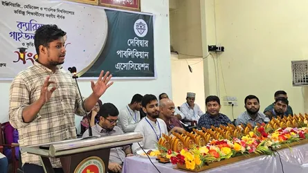 জোর করে চাপিয়ে দেয়া শিক্ষা সম্ভাবনা নষ্ট করে দেয় : হাসনাত