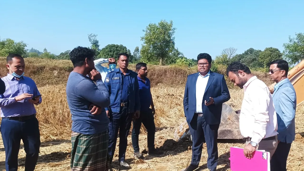 হাটহাজারীতে কৃষিজমির টপ সয়েল কাটায় জরিমানা দেড় লাখ টাকা