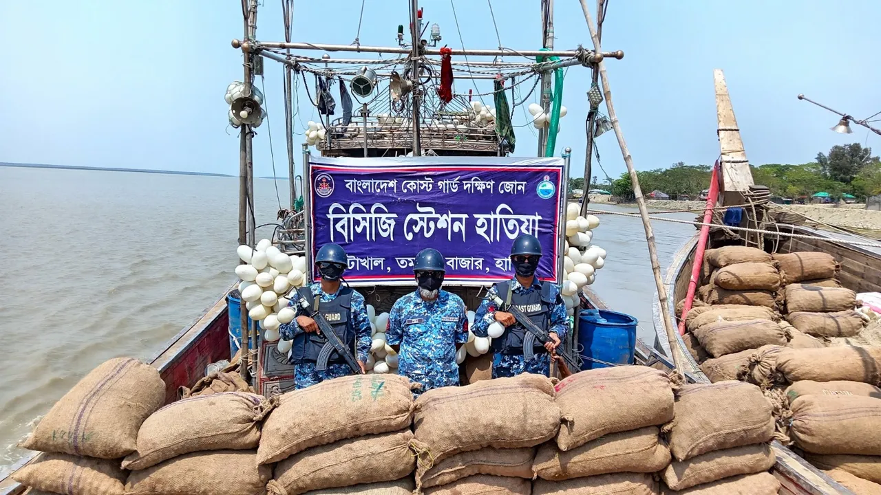 মায়ানমারে পাচারকালে বিপুল পরিমাণ আলুসহ ২ ফিশিংবোট আটক