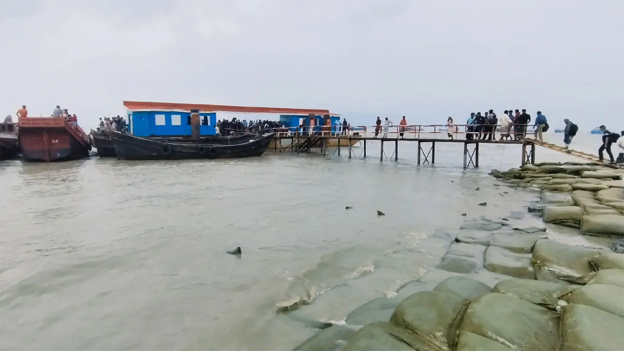 দুর্যোগপূর্ণ আবহাওয়ার কারণে হাতিয়ার সাথে নৌ যোগাযোগ বন্ধ