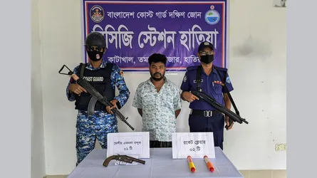 হাতিয়ায় বন্দুক ও রকেট ফ্লেয়ারসহ আটক ১