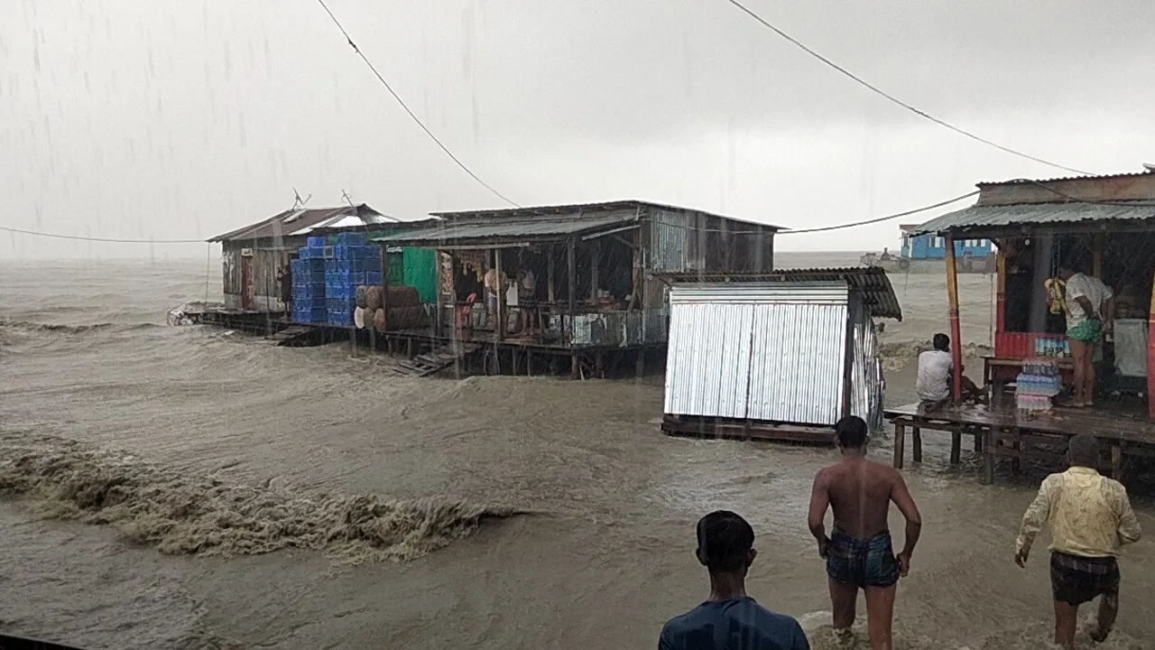 হাতিয়ায় অস্বাভাবিক জোয়ার, নিঝুমদ্বীপসহ নিম্নাঞ্চল প্লাবিত