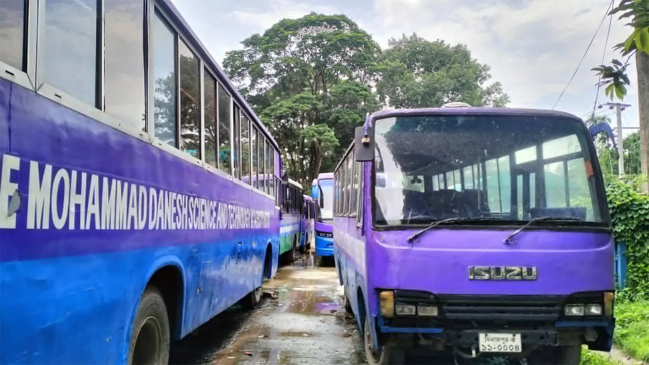 হাবিপ্রবিতে ১৩টি বাসের ৮টিই নষ্ট, মেরামতে নেই উদ্যোগ