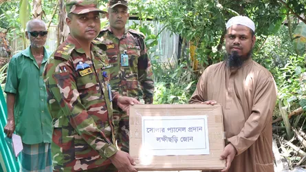 পাহাড়ি ও বাঙালি পরিবারের মাঝে সহায়তা দিল লক্ষ্মীছড়ি জোন সেনাবাহিনী