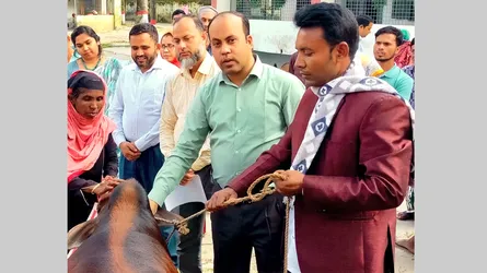 পুনর্বাসনে পাকুন্দিয়ায় ৯ ভিক্ষুককে গরু-ছাগল ও আর্থিক সহায়তা প্রদান