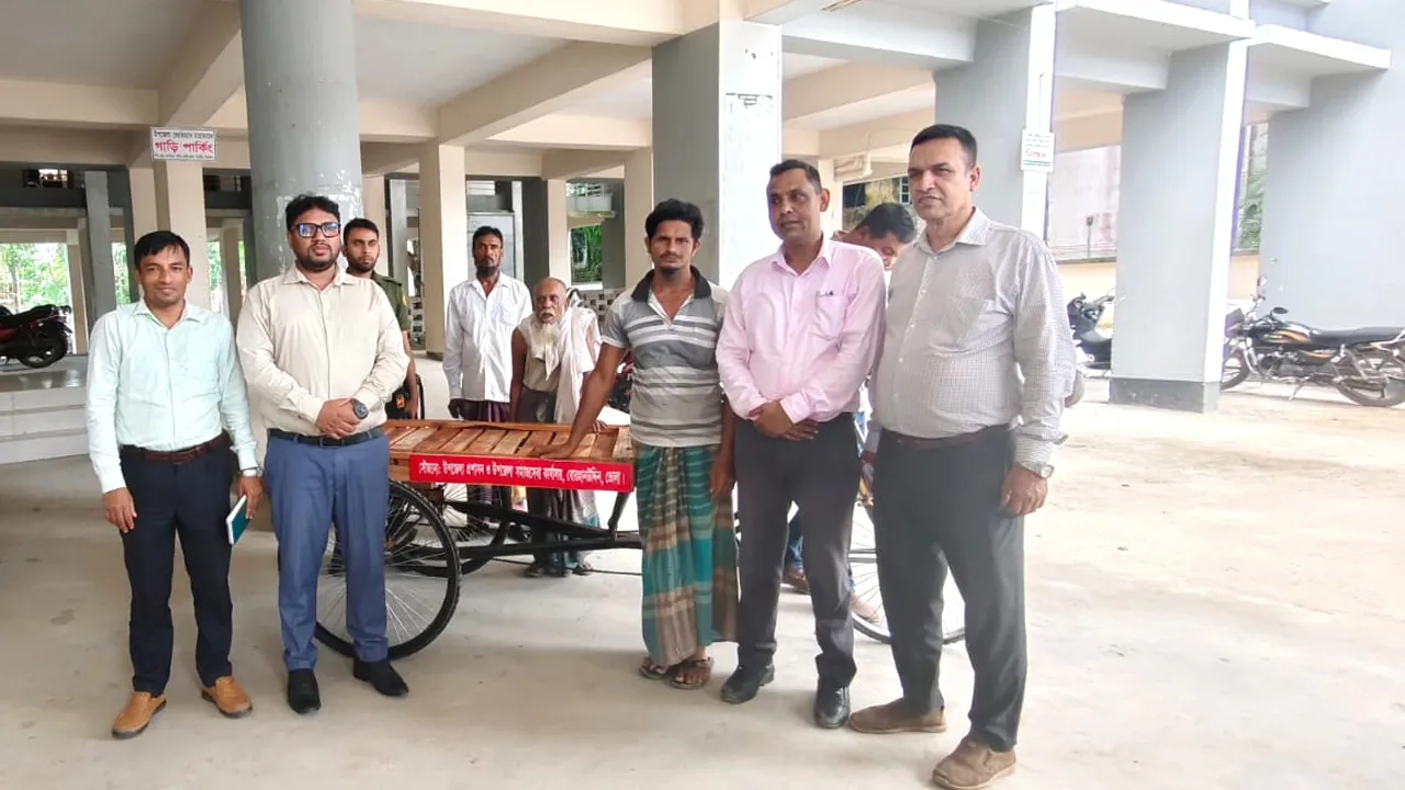 বোরহানউদ্দিনে দরিদ্রদের ভ্যান ও দোকান দিলো উপজেলা প্রশাসন