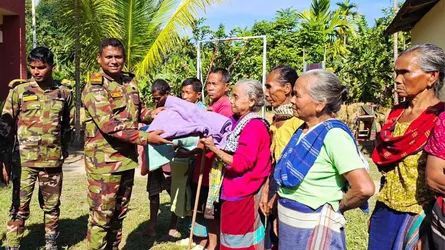 বয়োবৃদ্ধ শীতার্ত জনগণের পাশে নানিয়ারচর জোন অধিনায়ক