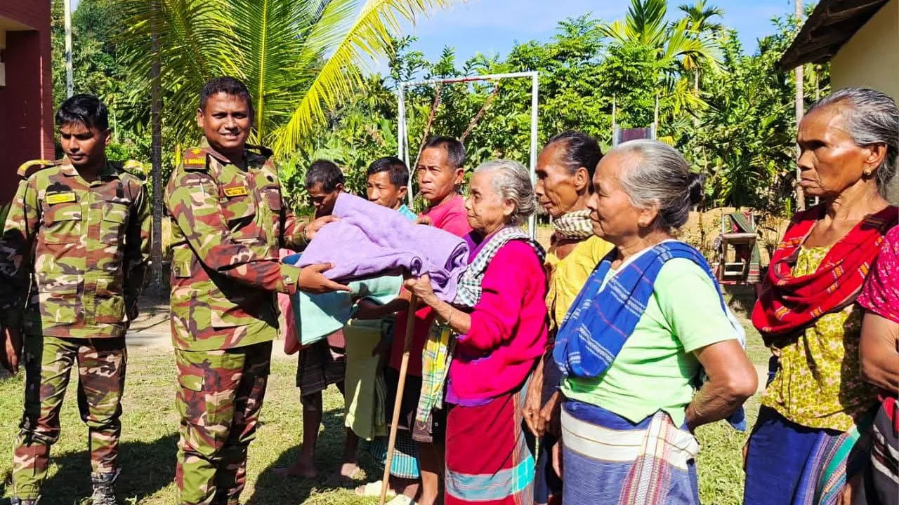 বয়োবৃদ্ধ শীতার্ত জনগণের পাশে নানিয়ারচর জোন অধিনায়ক