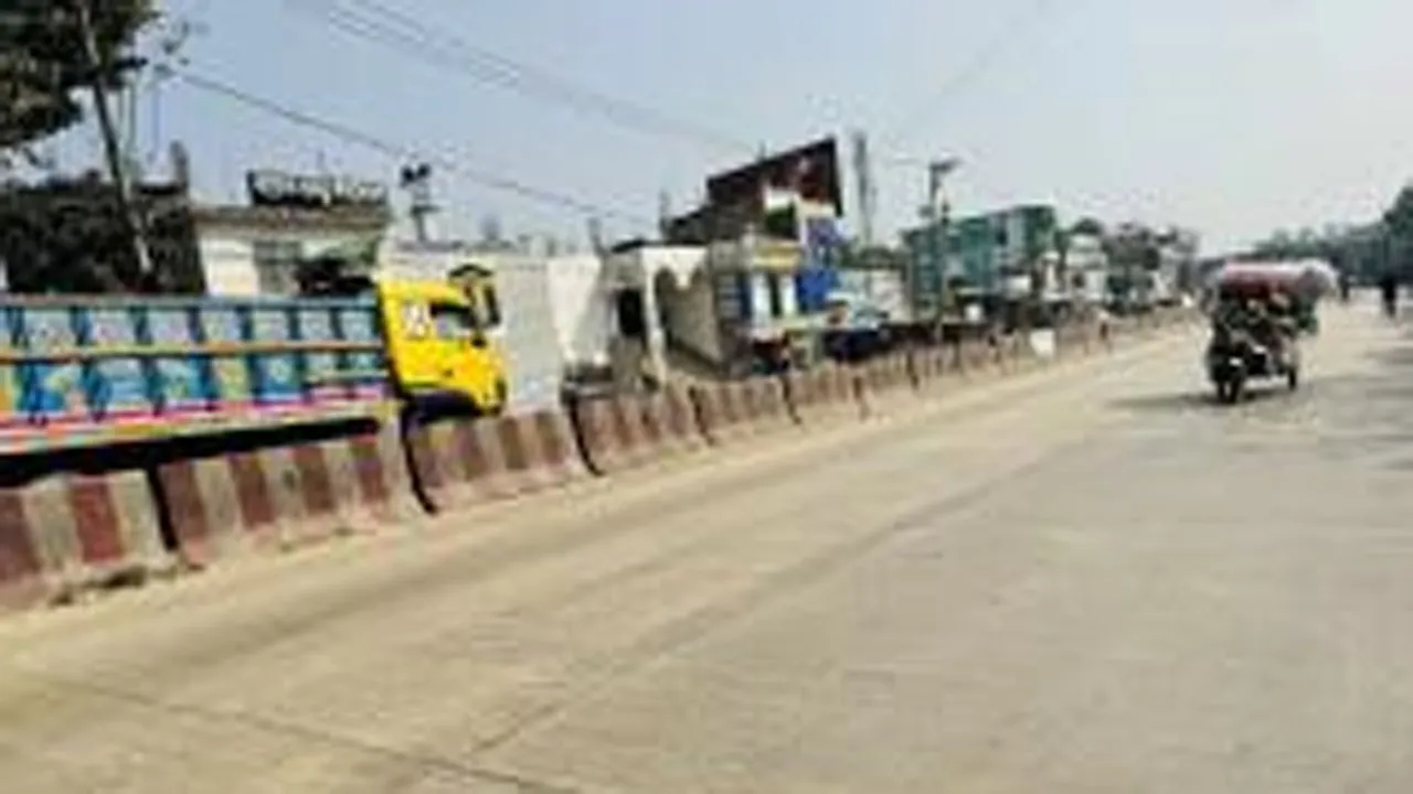 ঢাকা-চট্টগ্রাম মহাসড়কে যান চলাচল কম, নেই যাত্রীদের চাপ