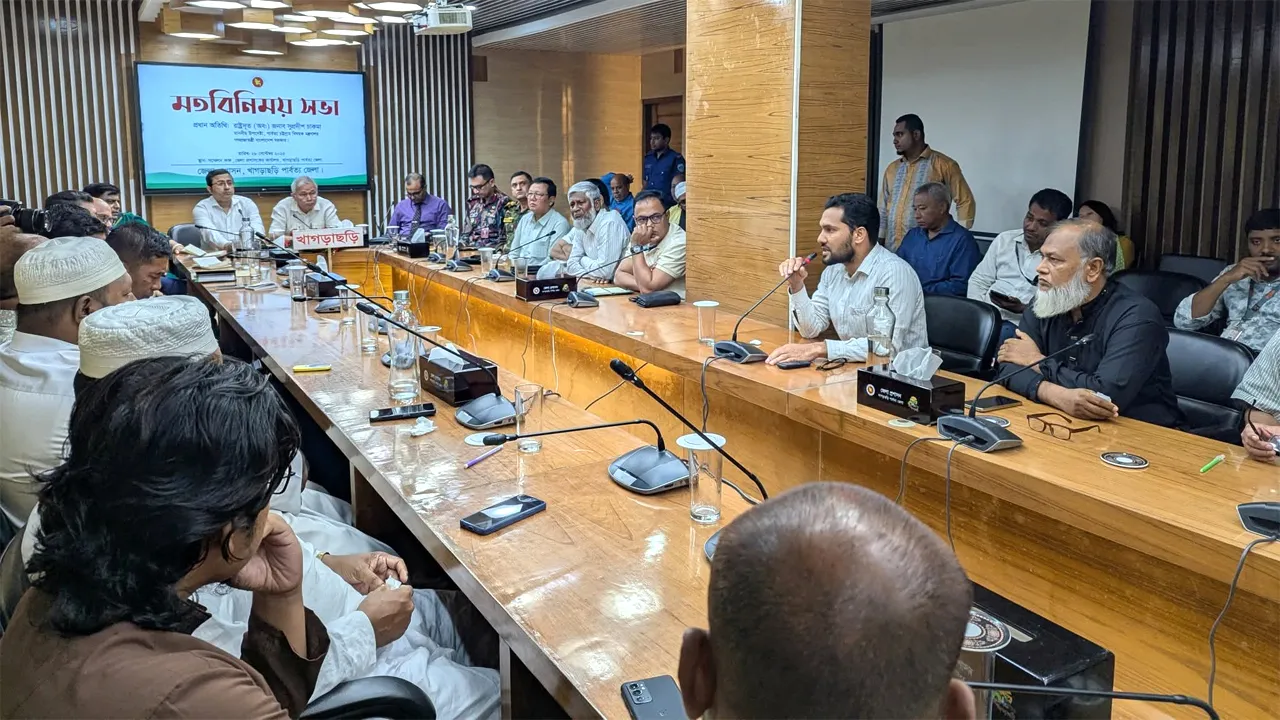 পাহাড়ে সরকারি বাহিনীর বাইরে কারো কাছে অস্ত্র থাকতে পারবে না : পার্বত্য উপদেষ্টা