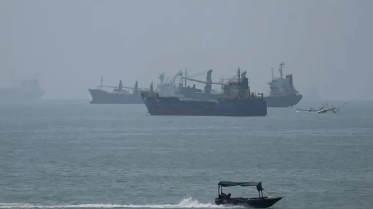 হরমুজে মার্কিন জাহাজ ও তেলবাহী ট্যাঙ্কারে হামলার দাবি ইরানের
