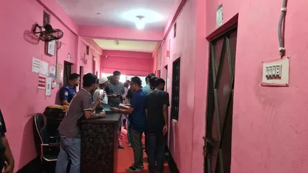 মিরসরাইয়ে হোটেল থেকে পুলিশ সদস্যের লাশ উদ্ধার, পাশে রক্তাক্ত স্ত্রী